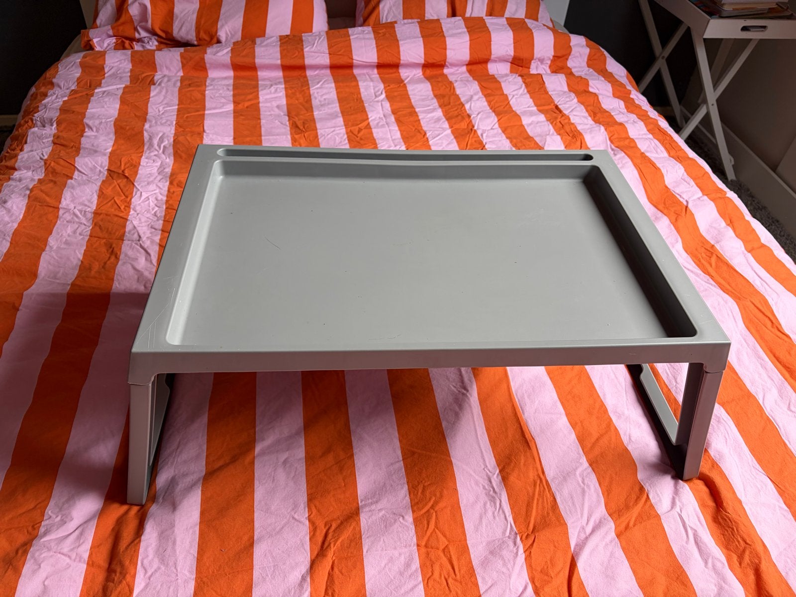 Ikea bedtafel - Ideaal voor ontbijt op bed of laptop, Minder dan 45 cm, Kunststof, Zo goed als nieuw, Rechthoekig