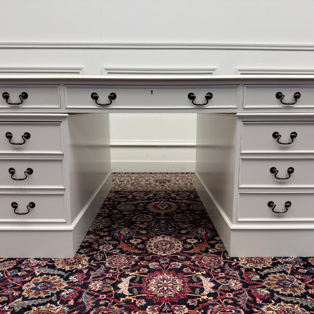 Foto 12 van Klassiek Engelse Witte Chesterfield Bureau Partnerdesk