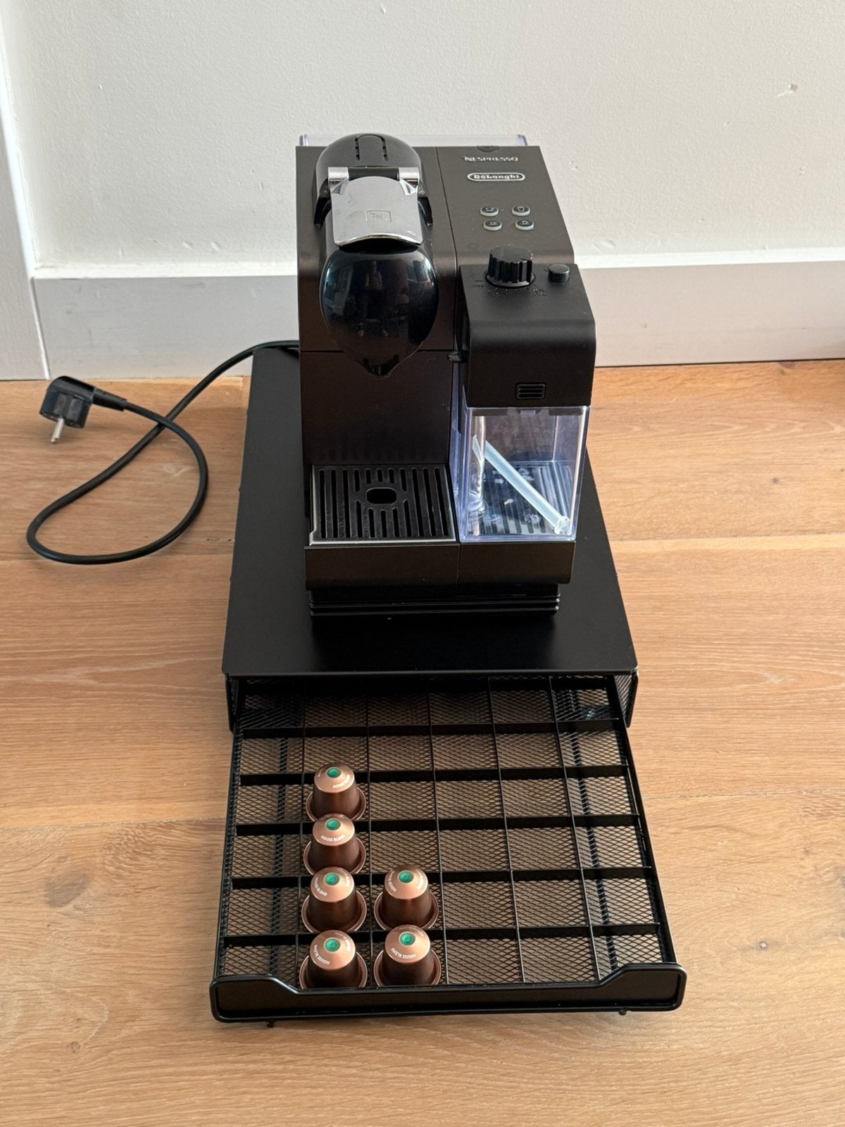 Nespresso DeLonghi met melkschuimer (met lade voor cupjes), Ophalen, Espresso apparaat, Zo goed als nieuw, 1 kopje