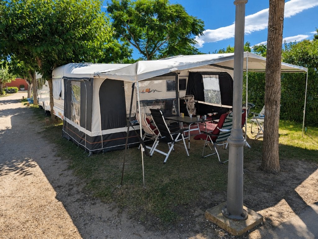 Hobby 550 Excellent met voortent en luifel, Caravans en Kamperen, Caravans, 2 aparte bedden, Rondzit, Hobby, Luifel