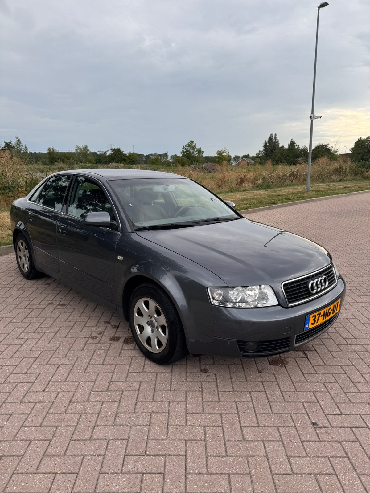 Audi A4 2.0 96KW AUT 2003 Grijs, 1340 kg, 4 cilinders, 1984 cc, A4