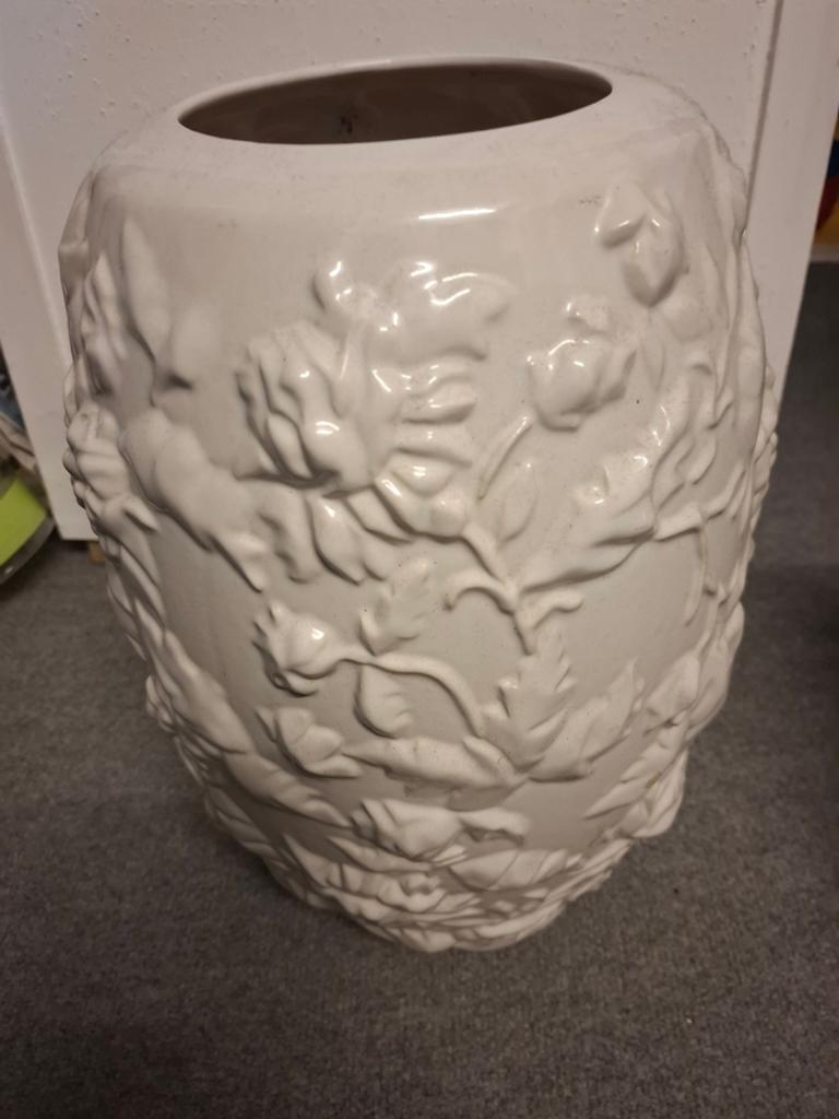 Witte vaas met bloemenreliëf - Decoratieve bloempot, Antiek en Kunst, Ophalen of Verzenden