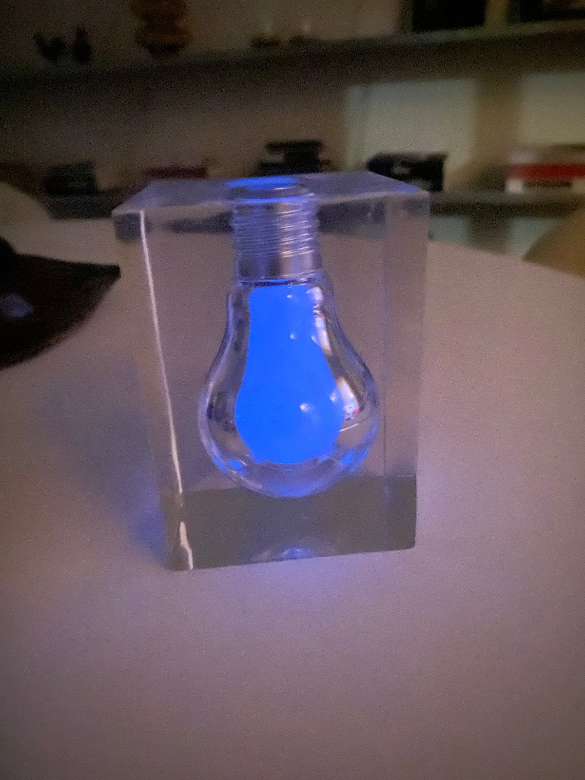 Decoratieve lamp in plexiglas kubus - Blauw licht, Huis en Inrichting, Blauw, Kunststof, Ophalen of Verzenden, Zo goed als nieuw