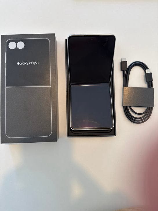 Samsung Galaxy Z Flip 8 - 256GB - Cream - Zo goed als nieuw