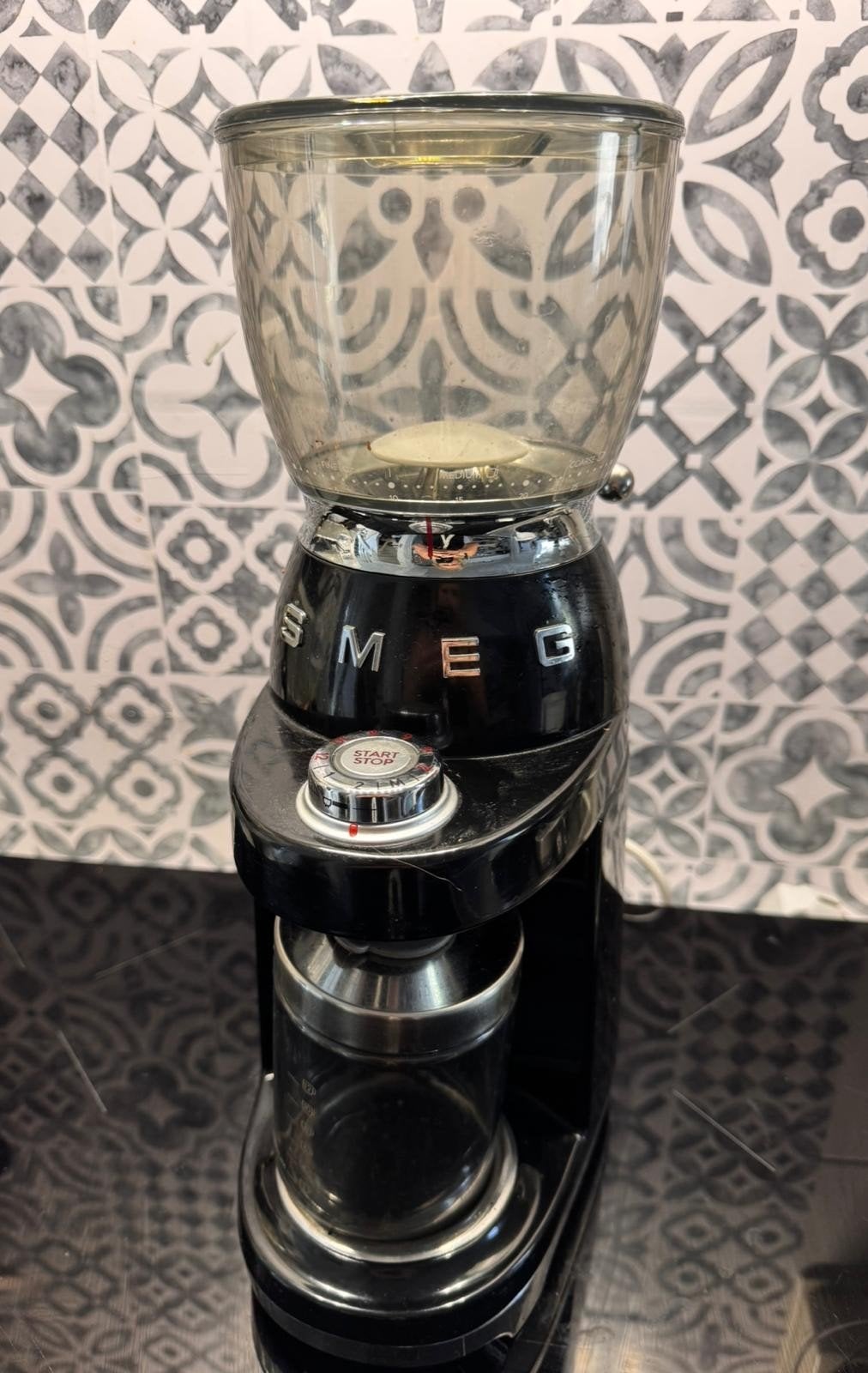 Smeg Koffiemolen - Zwart, Witgoed en Apparatuur, Overige modellen, 10 kopjes of meer, Zo goed als nieuw, Koffiebonen