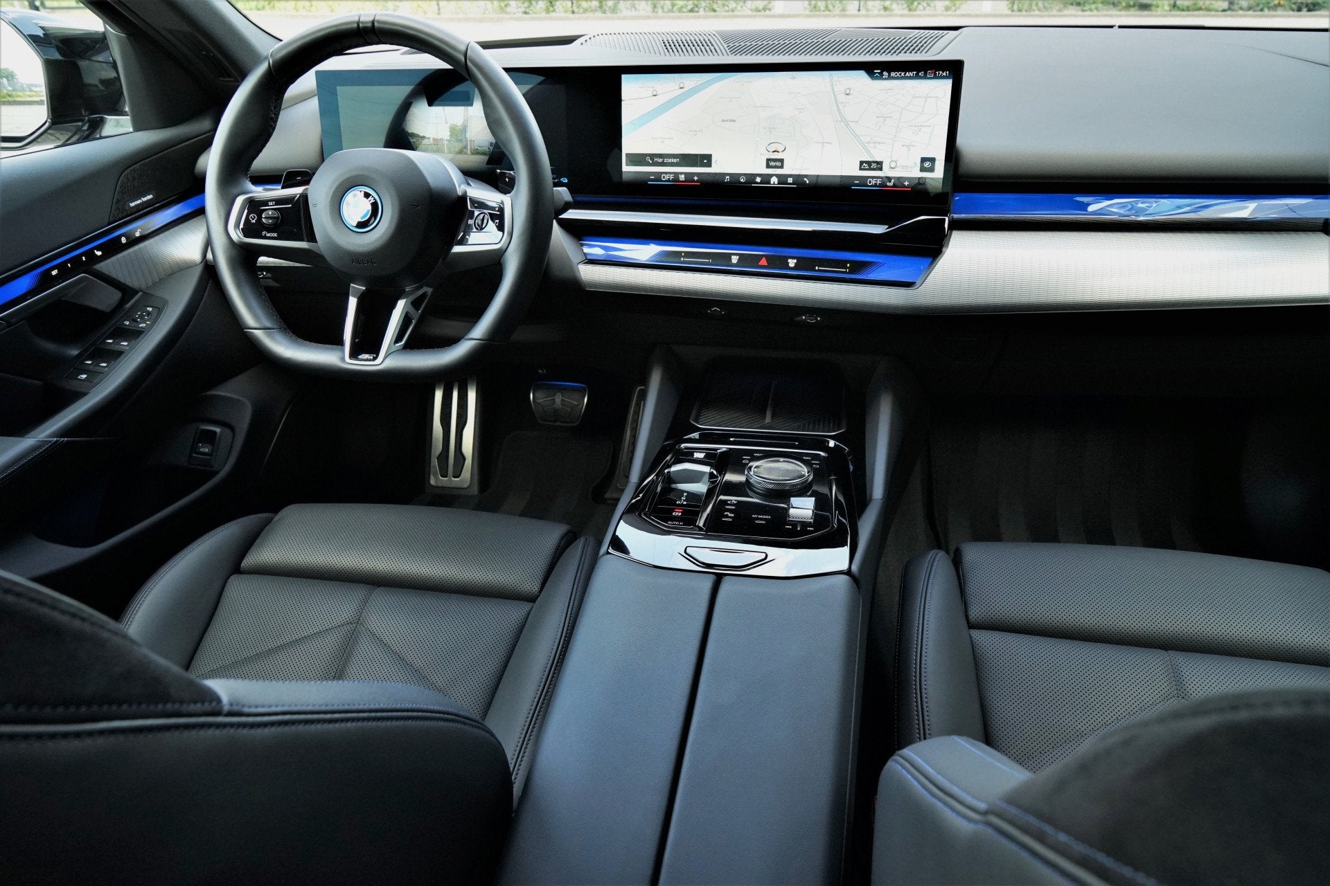 BMW 5 Serie 530e M-sport 299pk Stoelventilatie IconicGlow Ha, Auto's, Automaat, Achterwielaandrijving, Zwart, Blauw