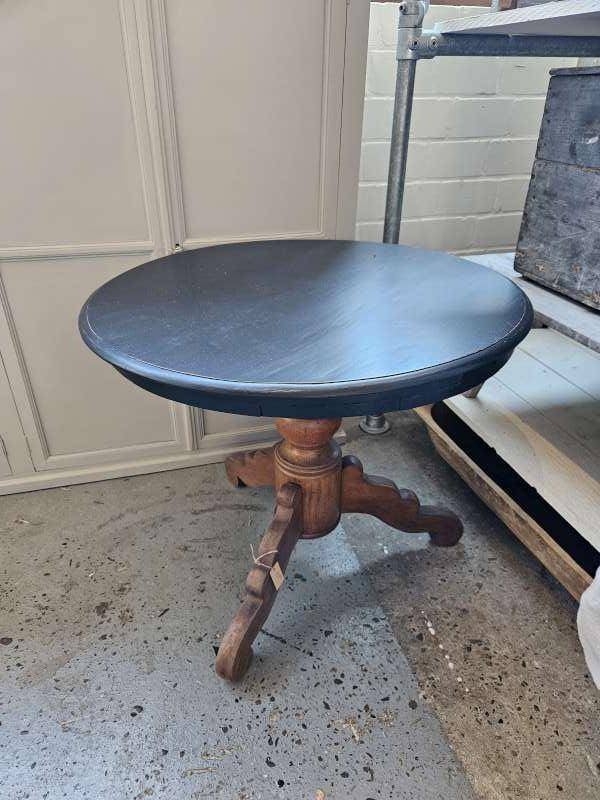 oude ronde tafel ``WOONWINKEL RUSTIEK ``, Ophalen
