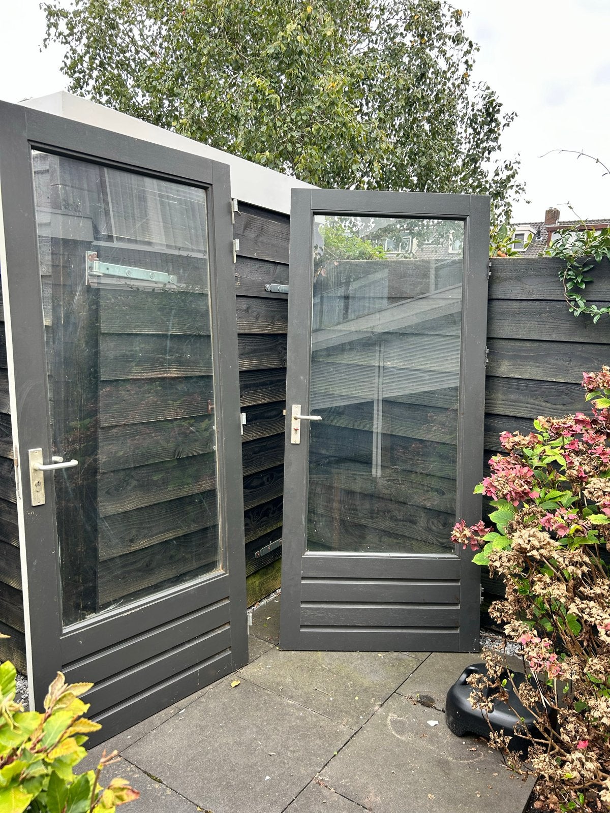 Set van 2 hardhouten buitendeuren, wit/grijs en grijs, Ophalen, Gebruikt, 80 tot 100 cm, Buitendeur
