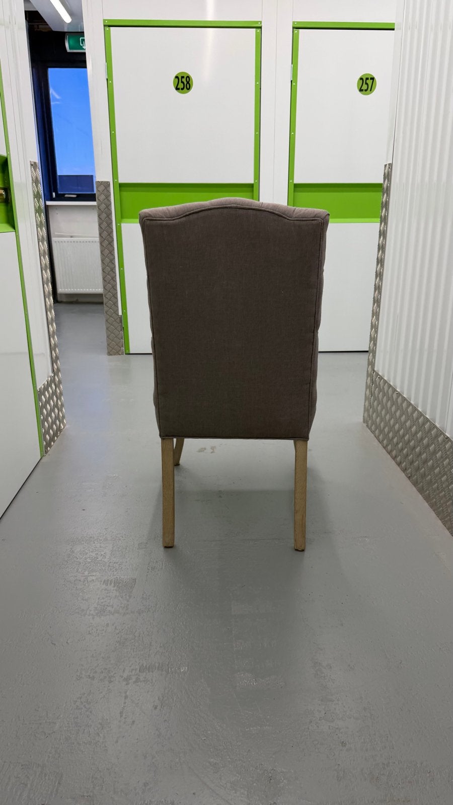 Stijlvolle eetkamerstoel met gecapitonneerde rugleuning, Huis en Inrichting, Stoelen, Ophalen, Gebruikt, Vier, Grijs