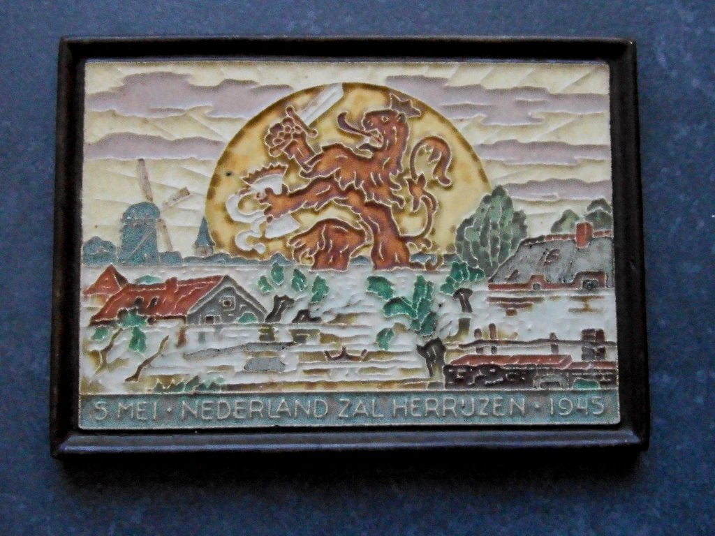 Cloisonné tegel Porceleyne Fles Nederland Zal Herrijzen 1945, Ophalen of Verzenden, Overige soorten, Nederland, Kunstobject
