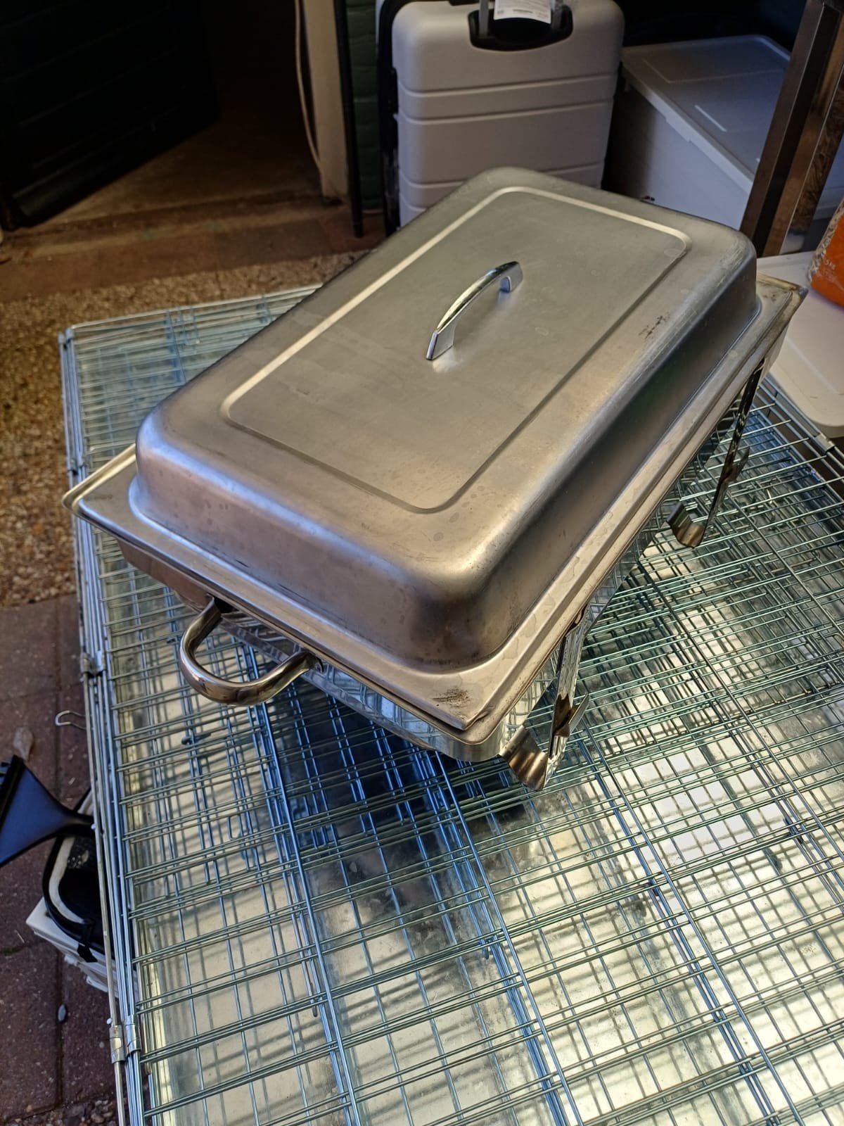 2x chafing dishes, Ophalen