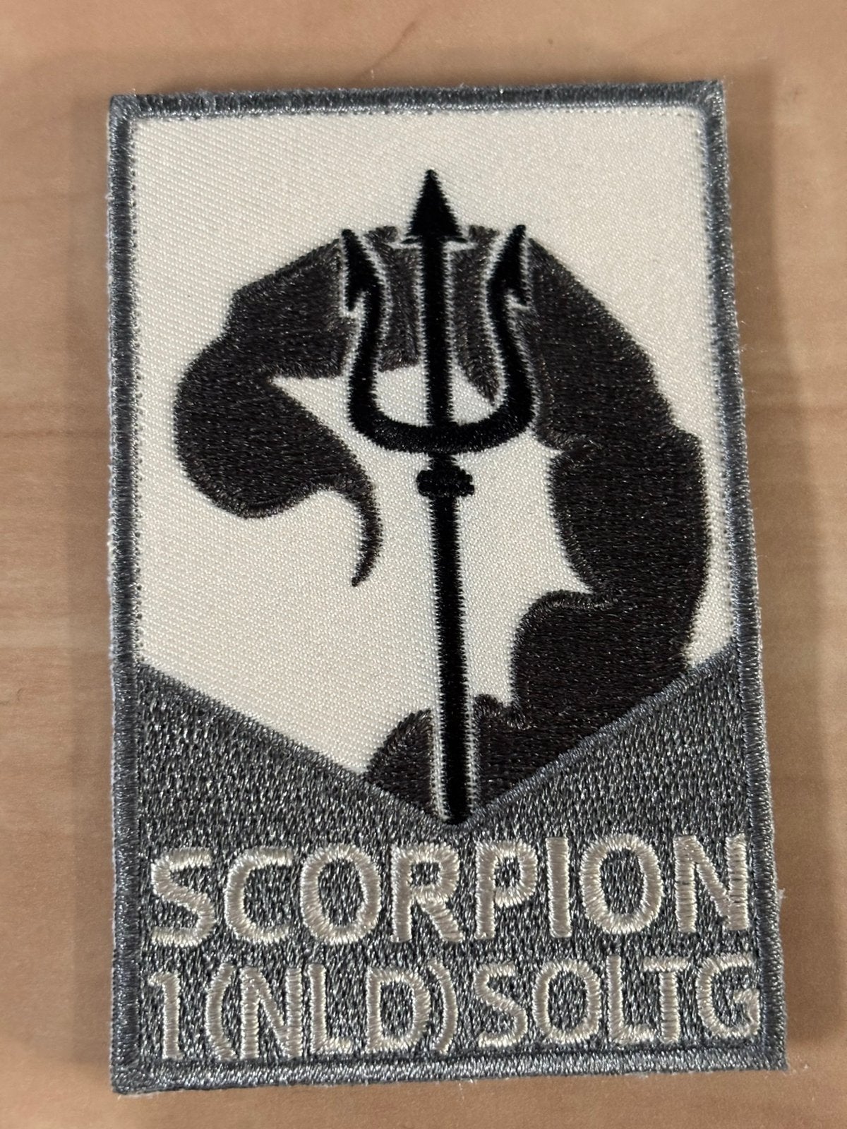 Embleem scorpion marsof, Ophalen of Verzenden, Marine, Nederland, Embleem of Badge