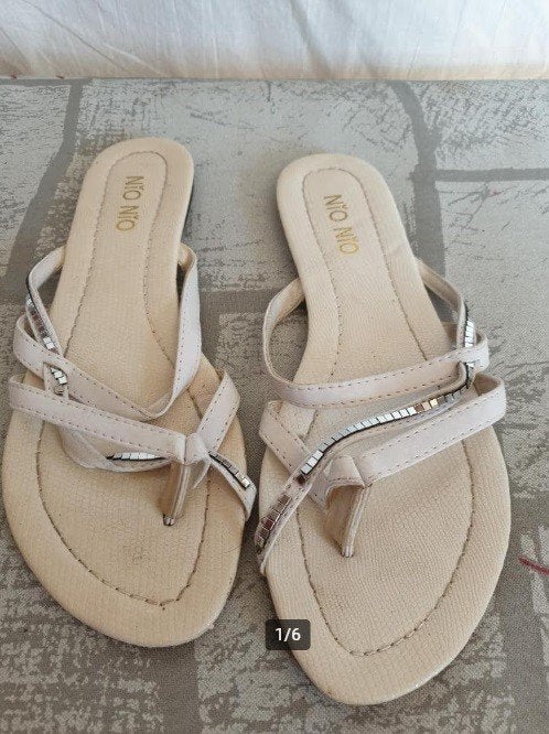 Leuke witte slippers. Mt 38. Merk Nio Nio, Kleding | Dames, Slippers, ., Wit, Ophalen of Verzenden