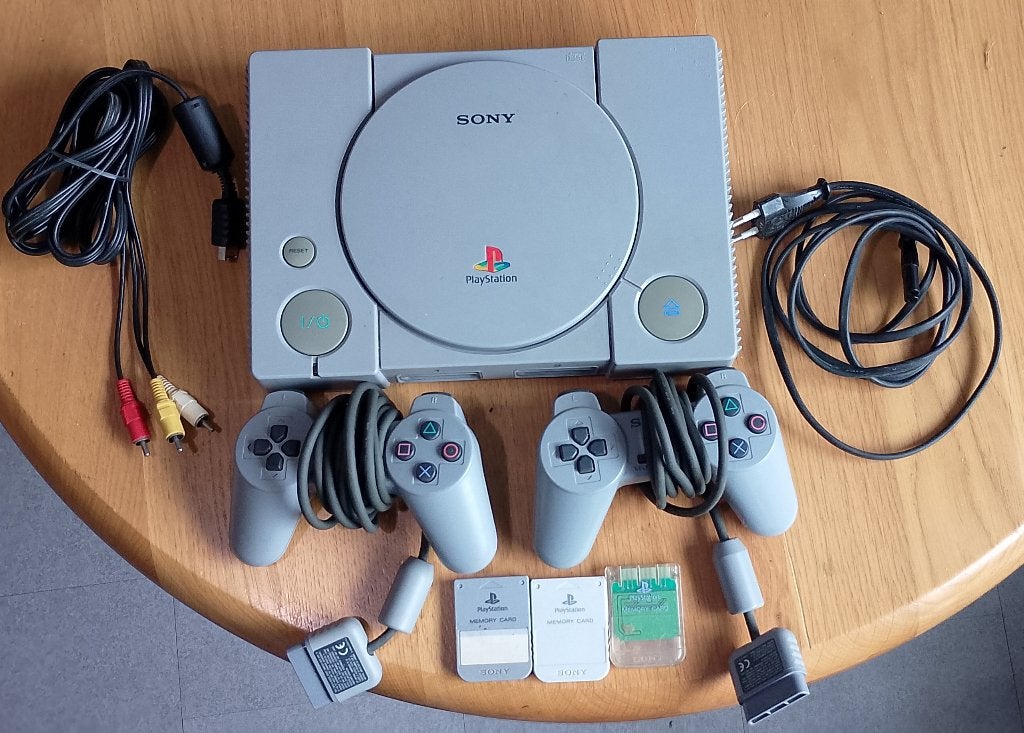 Omgebouwde Playstation met originele en gekopieerde spellen, Ophalen, Gebruikt, Met 2 controllers, Met games