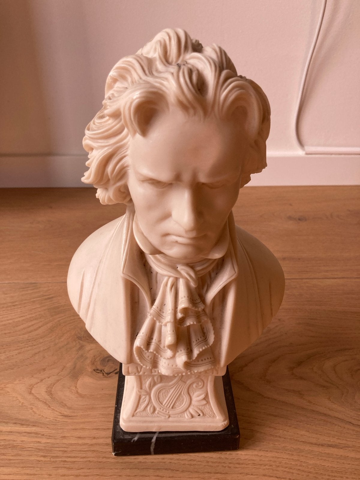 Beethoven Buste op Marmeren Voet - Klassieke Decoratie, Antiek en Kunst, Buste, Ophalen of Verzenden, 20 - 50 cm, Beige