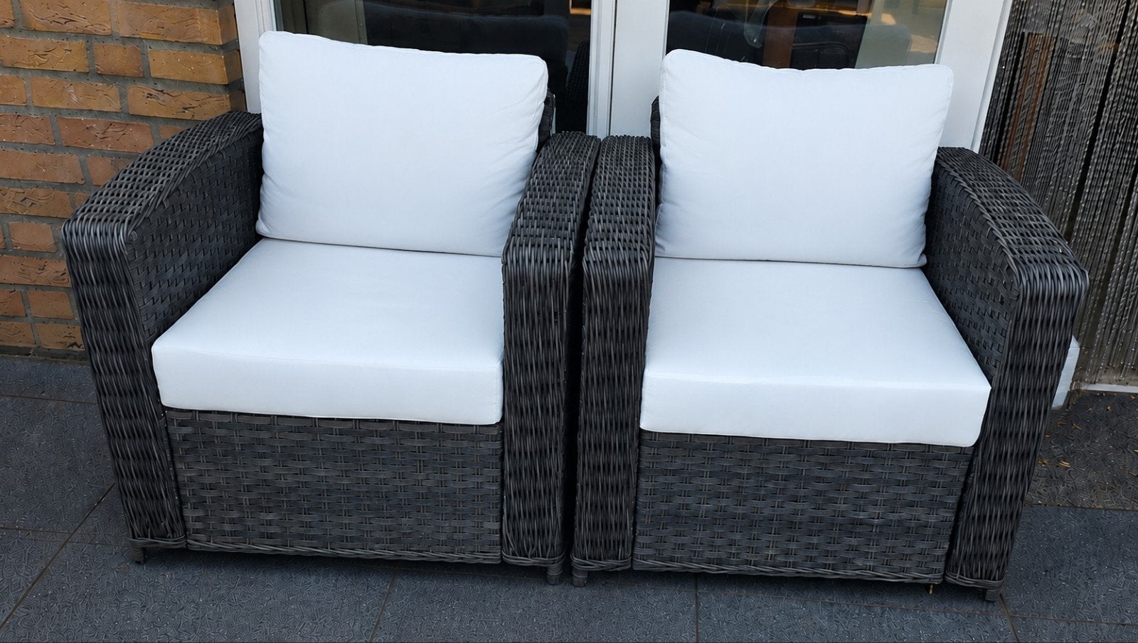 Wicker Tuinstoelen met Witte Kussens - Set van 2, 2 zitplaatsen, Ophalen of Verzenden, Zo goed als nieuw, Wicker