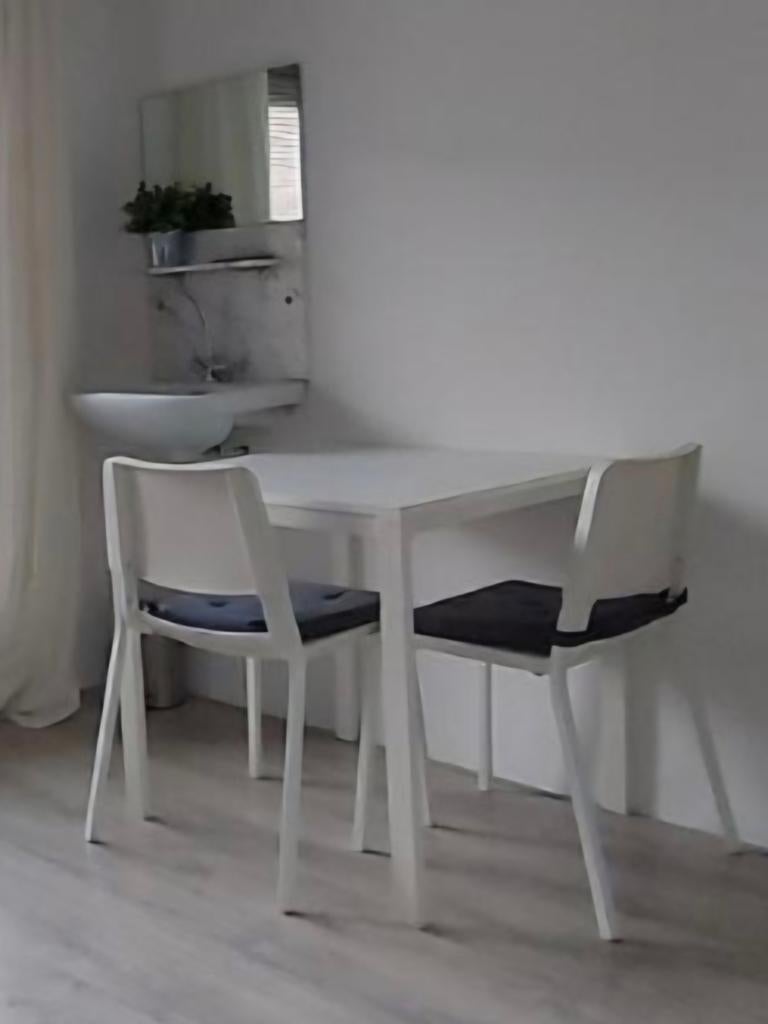 Ikea Melltorp vierkante tafel met 2 stoelen Teodores wit, Huis en Inrichting, Ophalen, Gebruikt, 50 tot 100 cm, Vierkant