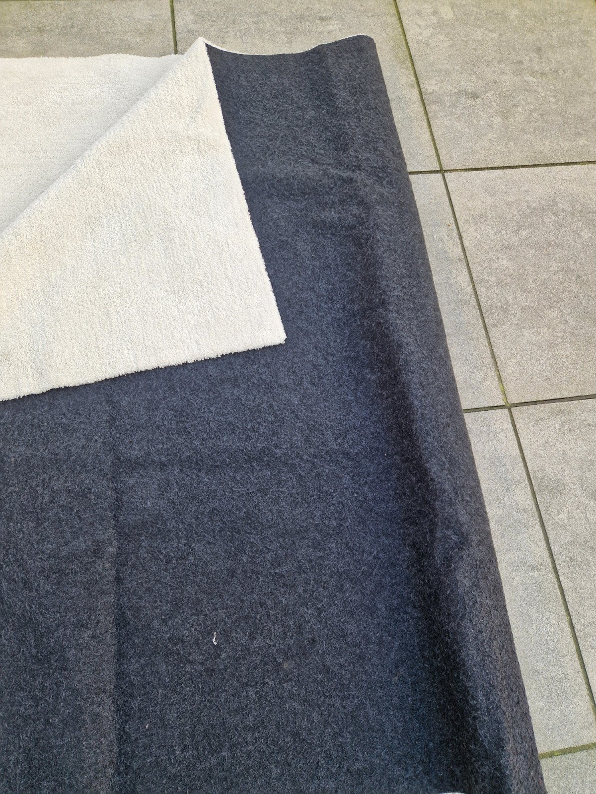 mooie Vloerkleed in twee kleuren zwart en wit., Tuin en Terras, Ophalen, Zo goed als nieuw