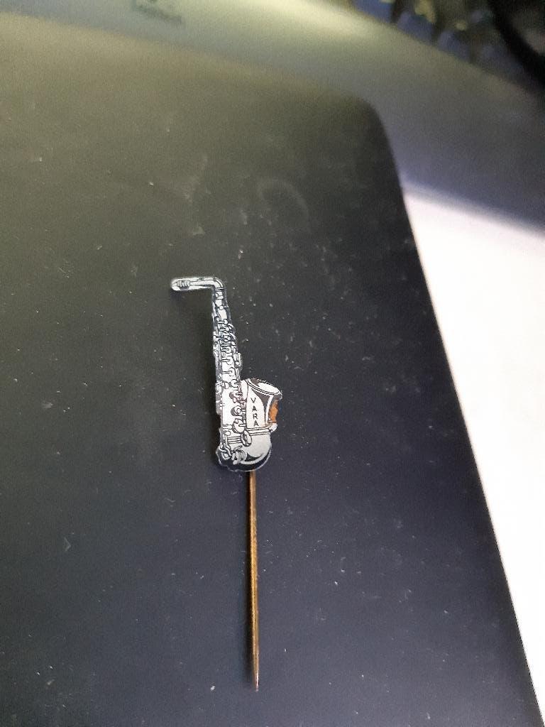 Speldje Vara Saxofoon (Z184-12), Verzamelen, Speldjes, Pins en Buttons, Ophalen of Verzenden, Zo goed als nieuw, Overige onderwerpen