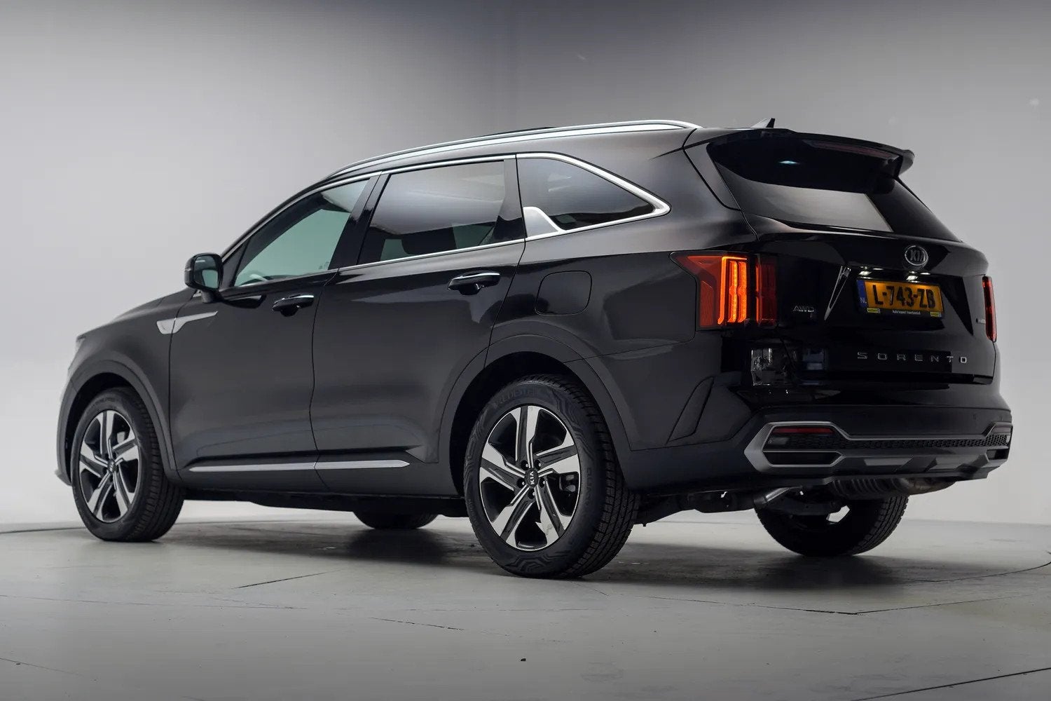Kia Sorento 1.6 T-GDI Plug-in 4WD 7-P Dynamicline Aut. [ Pan, 14 kWh, Gebruikt, 4 cilinders, 7 stoelen