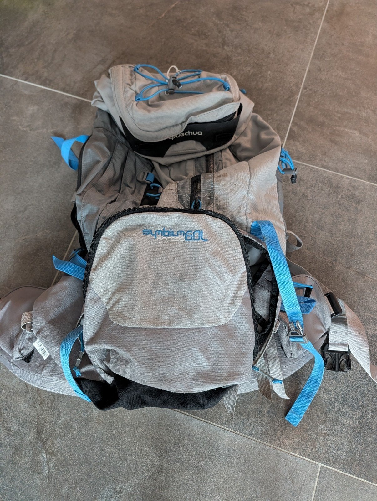 Quechua Symbium 60L Backpack met regenhoes, Sieraden, Tassen en Uiterlijk, Tassen | Rugtassen, 40 cm of meer, Gebruikt, Waterdicht