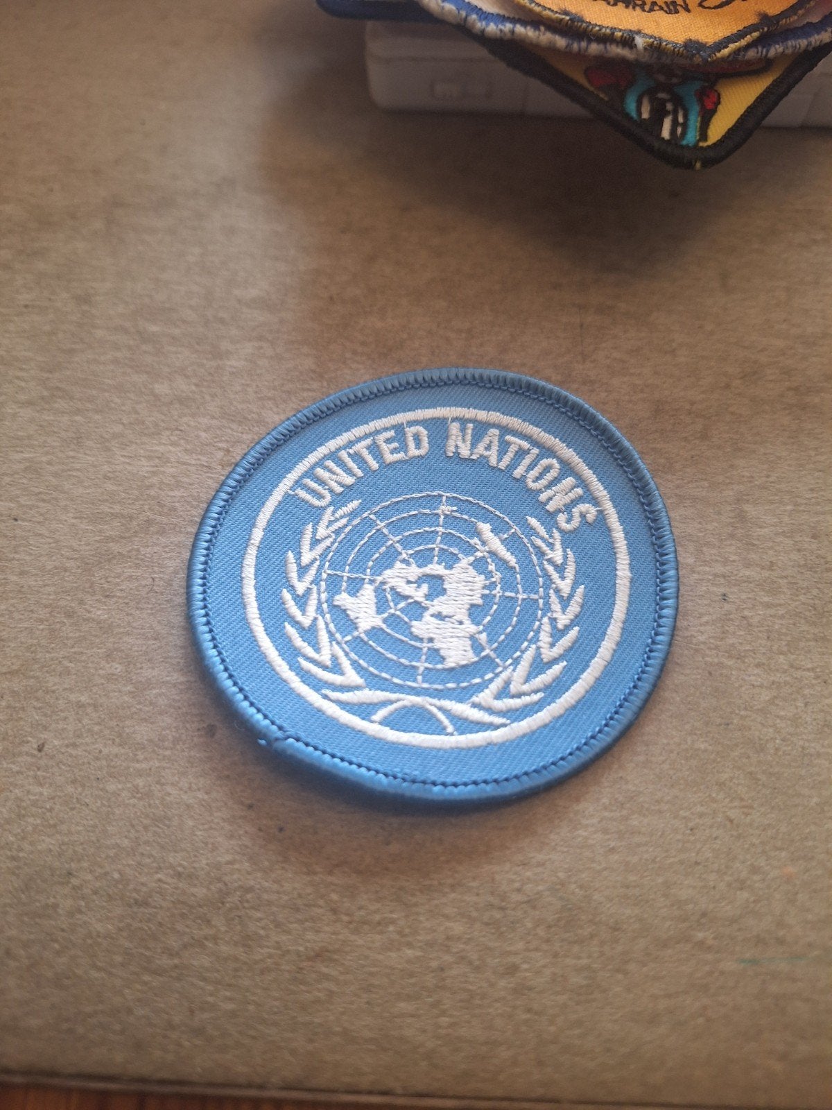 Vintage United Nations VN Patch - Geborduurd Embleem, Ophalen of Verzenden, Gebruikt, Overige typen
