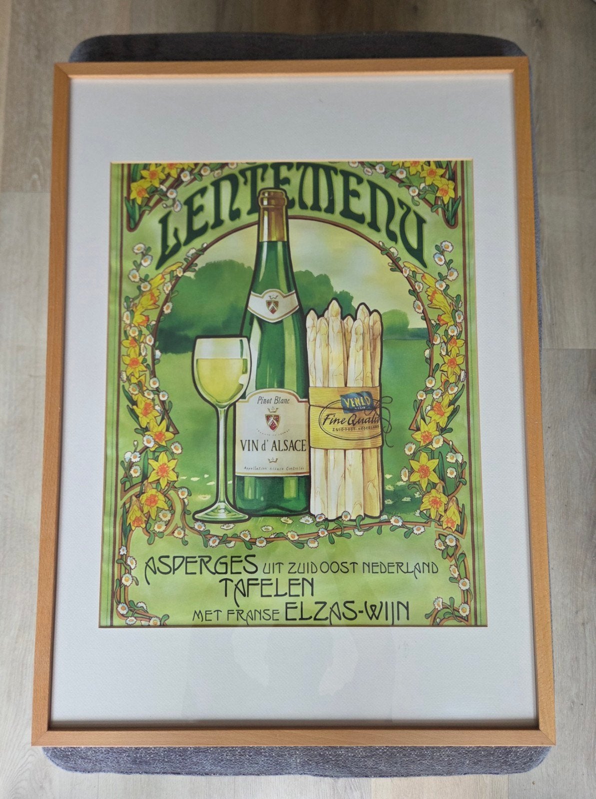 Decoratieve wandposter met wijn en asperges in nieuwe lijst, Huis en Inrichting, Ophalen, 50 – 75, Zo goed als nieuw, Foto of Poster
