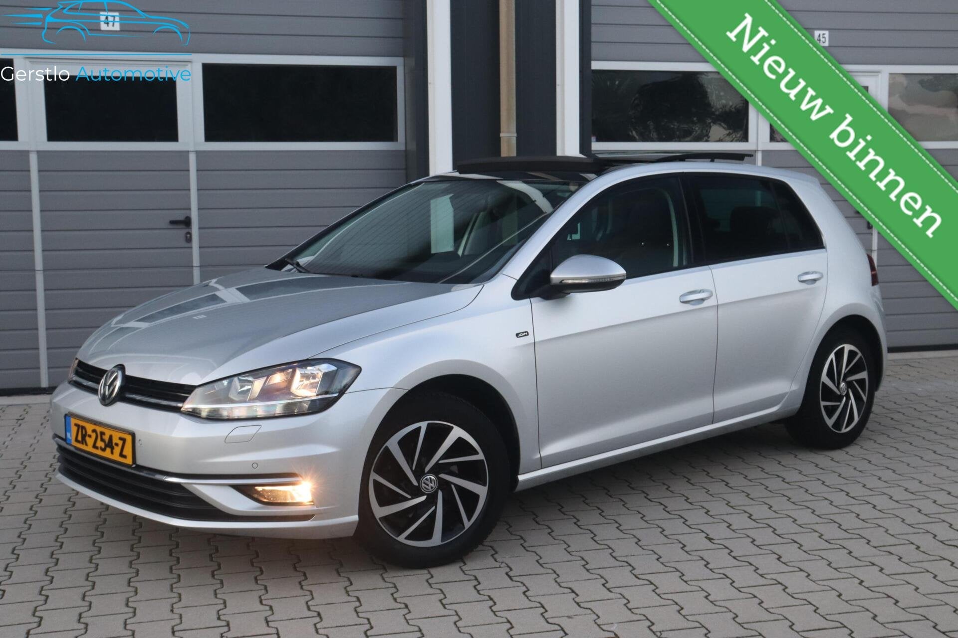 Volkswagen Golf 1.0 TSI Highline Pano Trekhaak, Stof, Gebruikt, Met garantie (alle), 620 kg