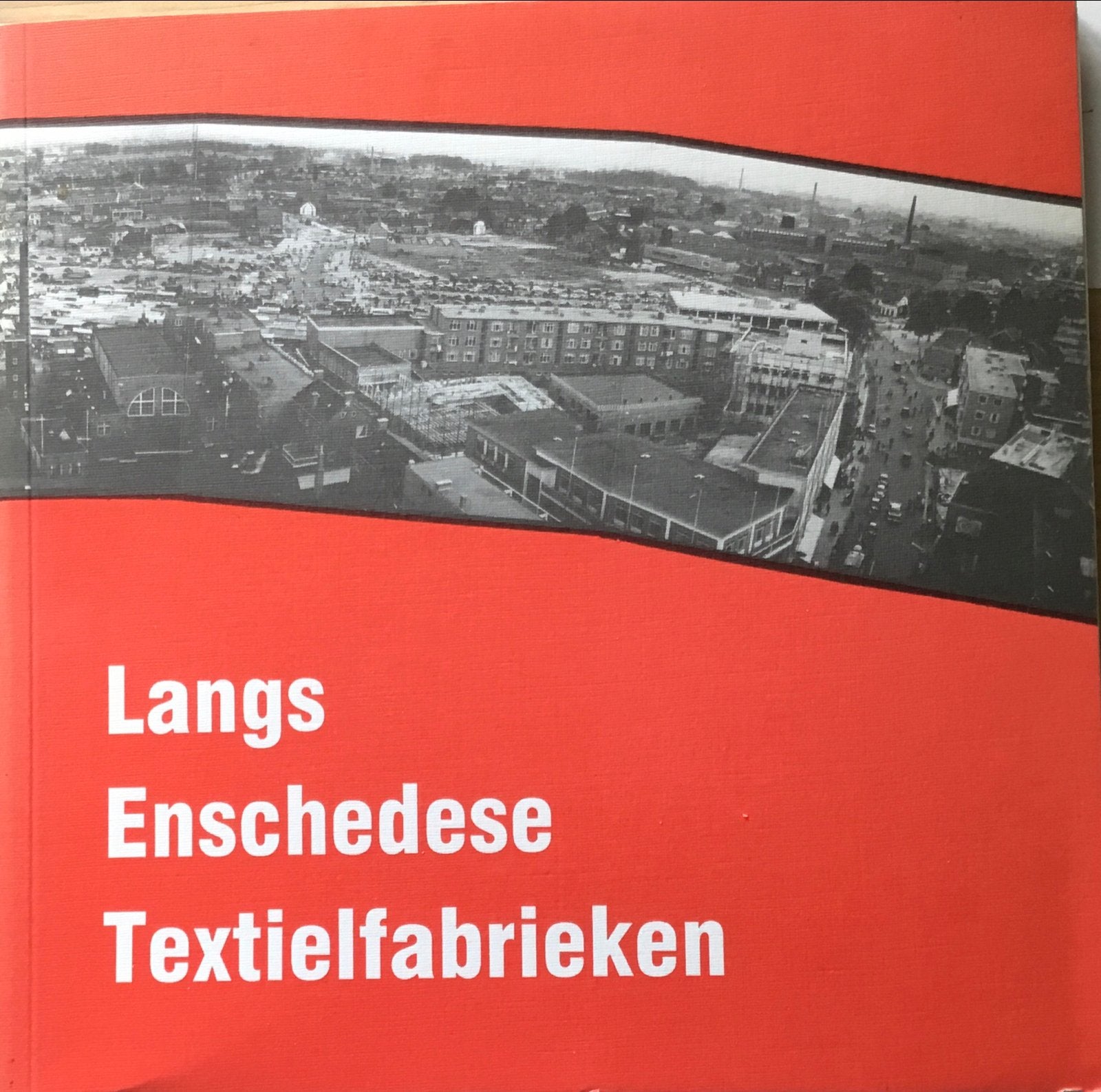 Langs Enschedese Textielfabrieken - Historisch Boek, Boeken, Ophalen of Verzenden, 20e eeuw of later, Gelezen