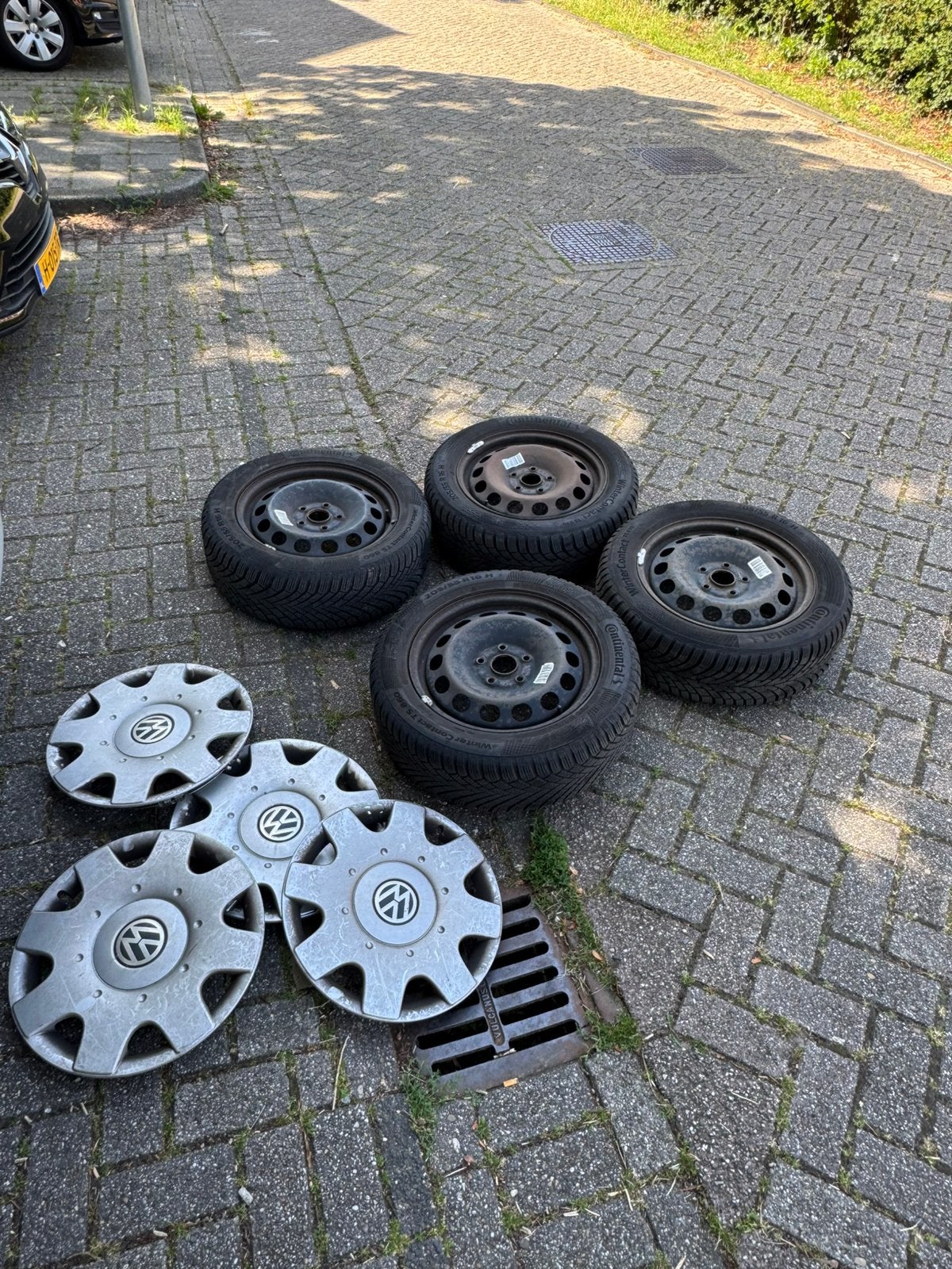 Volkswagen winterbanden complete set met wieldoppen- 4 stuks, Ophalen, Zo goed als nieuw