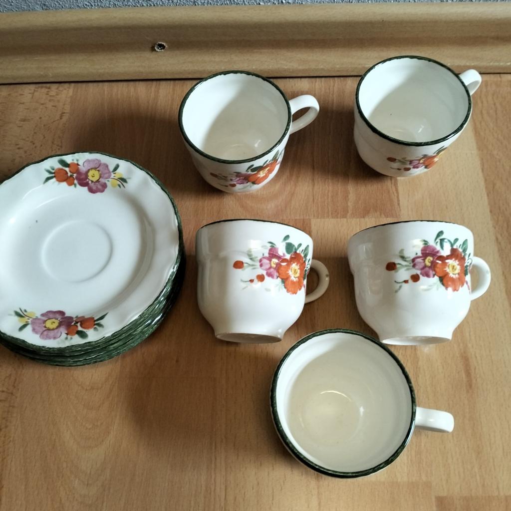5 kopjes met schotels met bloemen, Ophalen of Verzenden