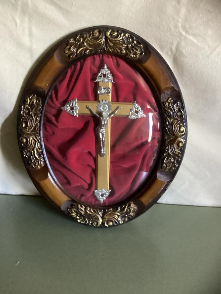 Ovaal schilderij met Jezus aan kruis, Ophalen
