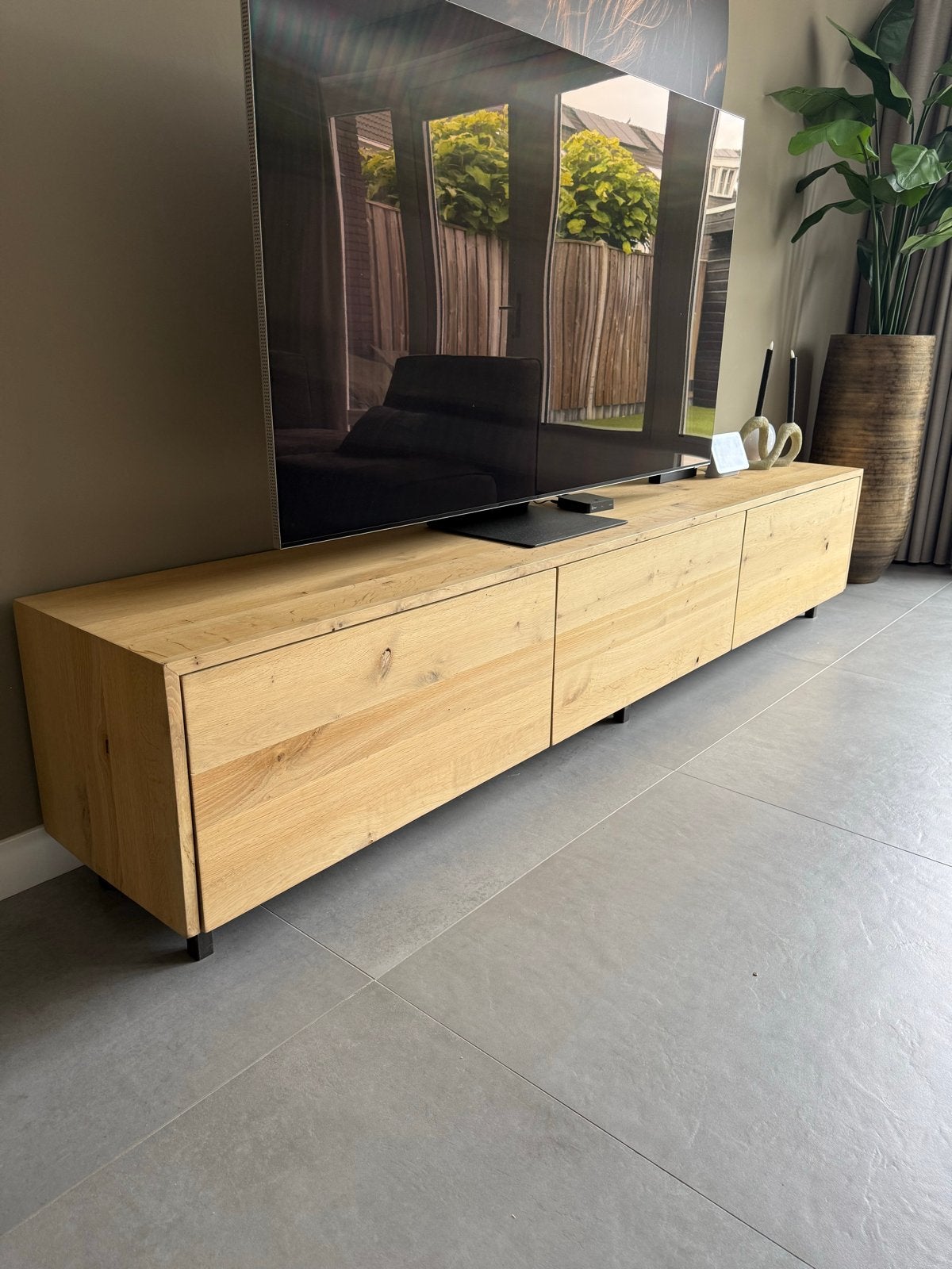 Eikenhouten TV-meubel met 3 soft-close lades en stalen poten, Ophalen, Gebruikt, Eikenhout, 200 cm of meer