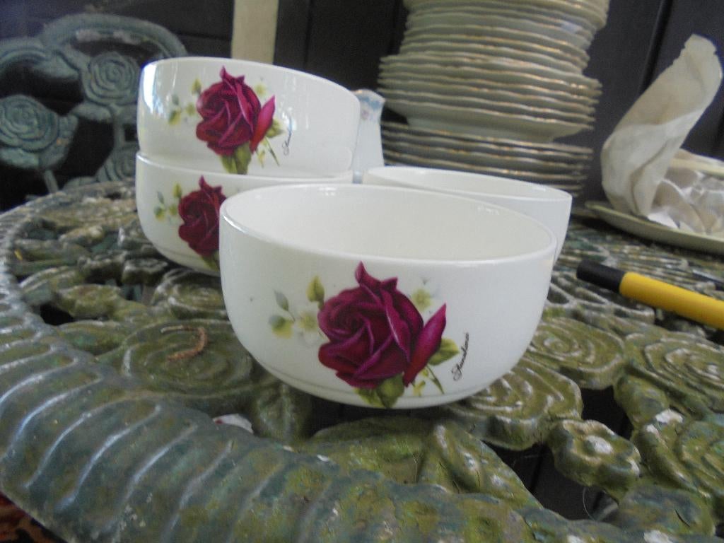 4 witte kommetjes met grote rode rozen, Antiek en Kunst, Antiek | Servies los, Ophalen of Verzenden