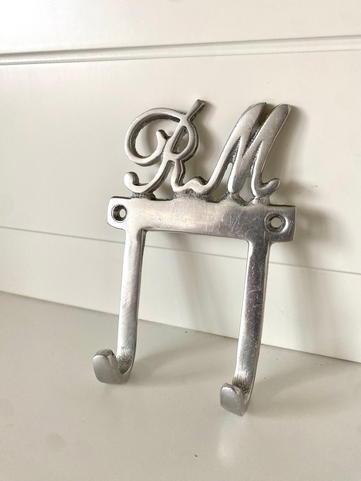 Rivièra Maison Metalen wandhaak met initialen 'RM', Gebruikt, Wandhaken, Ophalen of Verzenden, Minder dan 100 cm