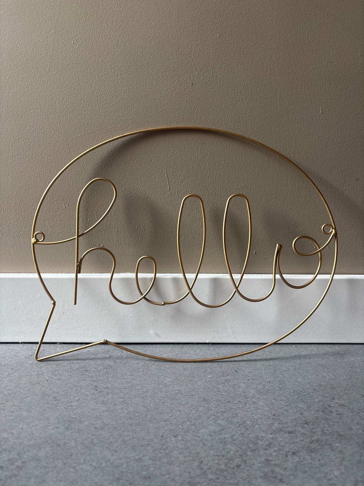 Gouden 'Hello' wanddecoratie in spraakwolk, Huis en Inrichting, Woonaccessoires | Overige, Ophalen, Zo goed als nieuw, Goud, Metaal