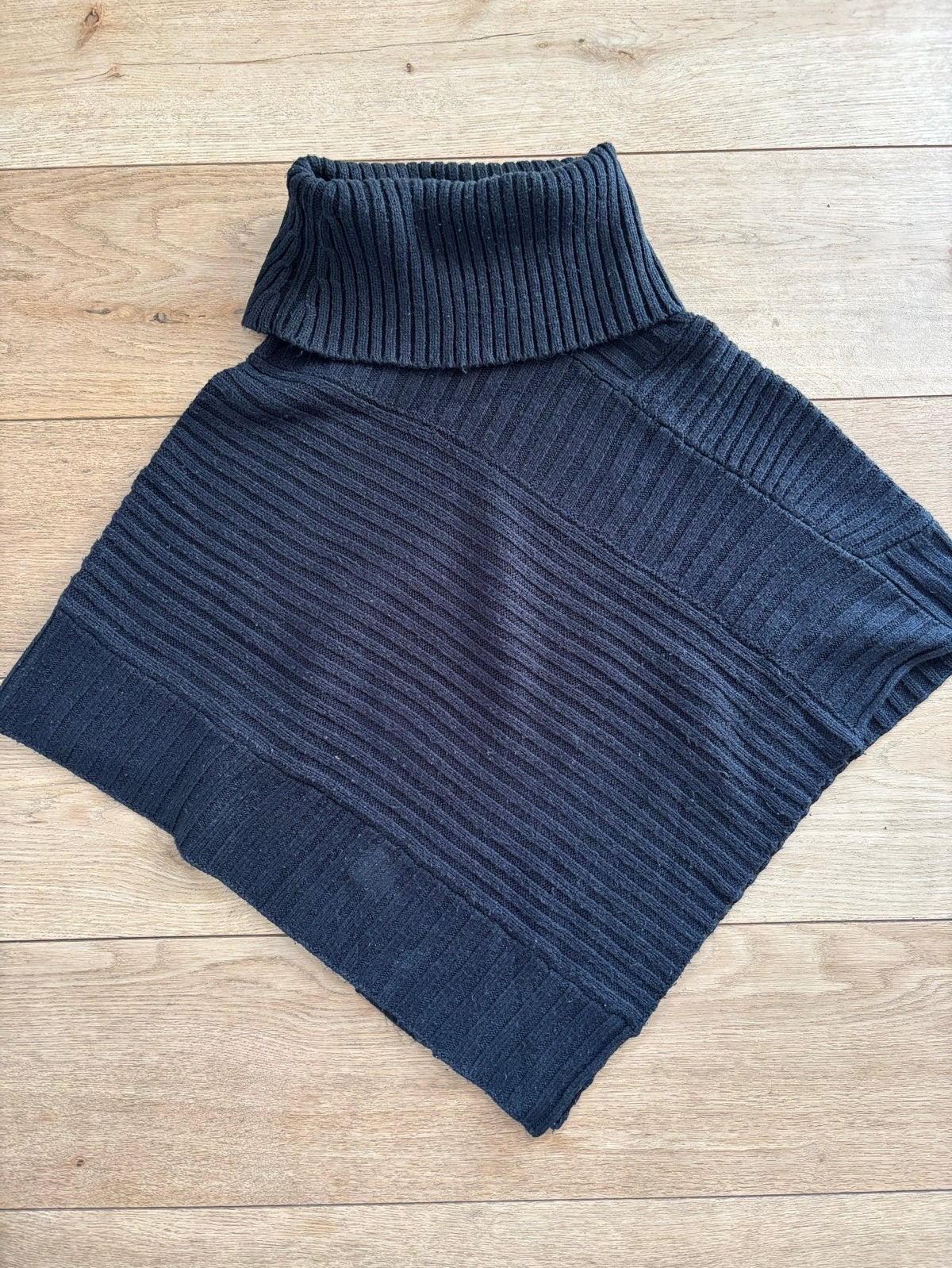 Poncho - Merk Pieces - One size, Ophalen of Verzenden, Zo goed als nieuw, Maat 36 (S), Zwart