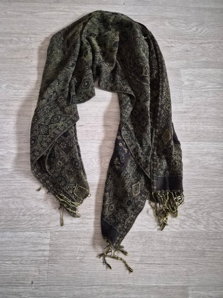 Groene sjaal 150 * 67 cm, Kleding | Dames, Ophalen of Verzenden, Zo goed als nieuw, Maat 38/40 (M), Sjaal