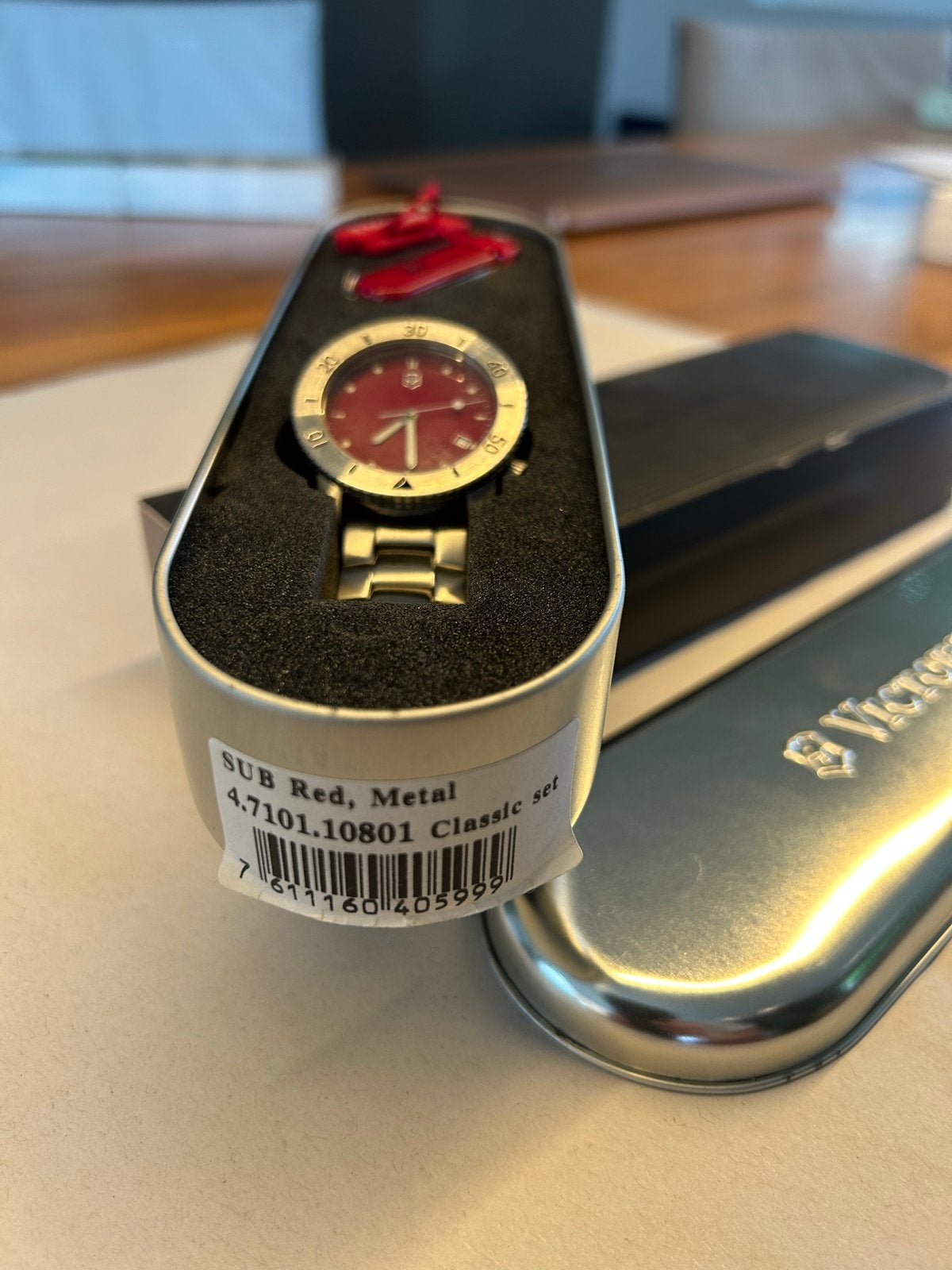 Victorinox Polshorloge Rood met Zwitsers Zakmes Set, Staal, Polshorloge, Nieuw, Ophalen