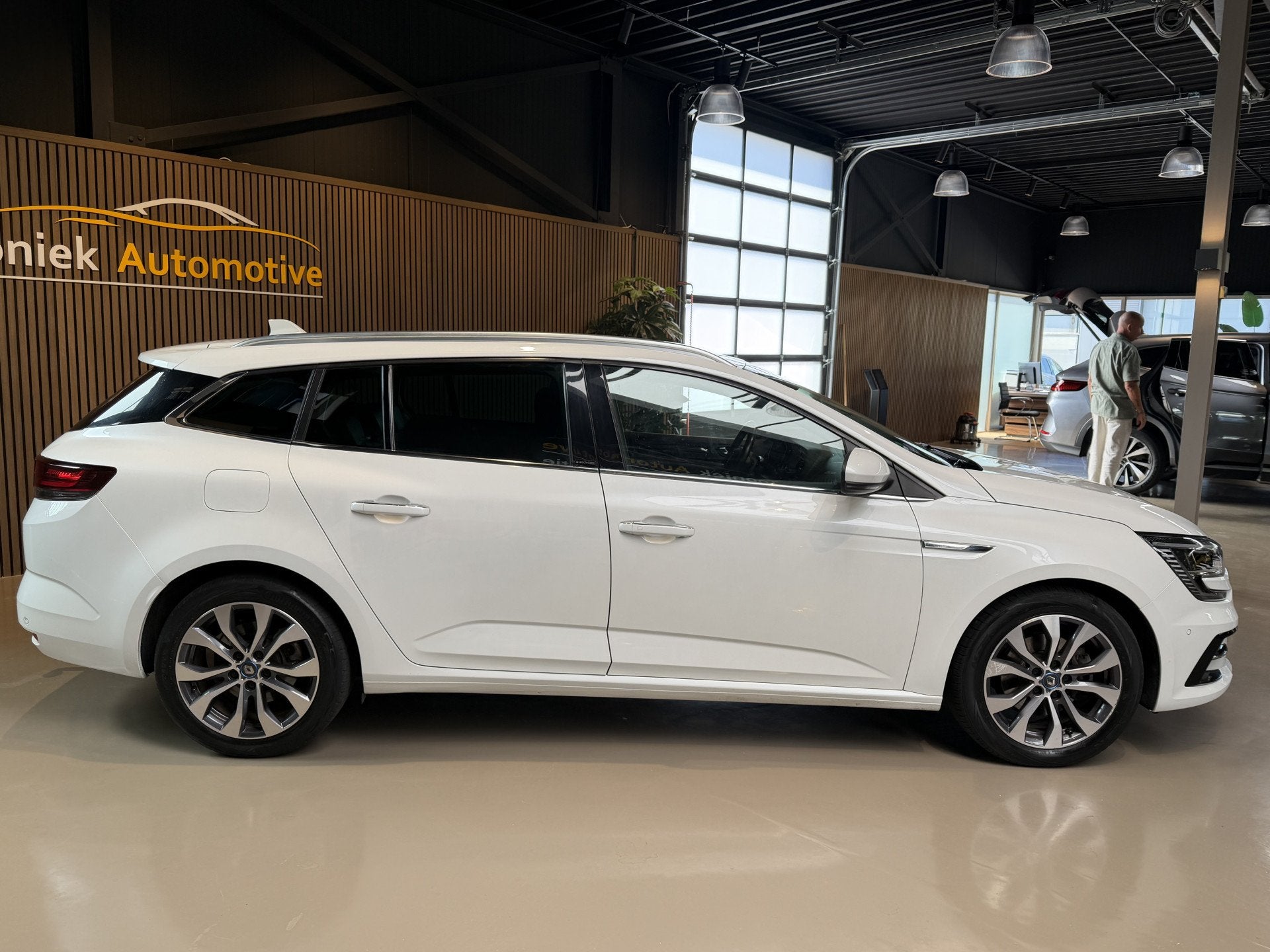Renault Mégane Estate 1.6 E-Tech Plug-In Hybrid 160 Busines, Auto's, Renault, Dealer onderhouden, 77 km/l, Gebruikt, Met garantie (alle)