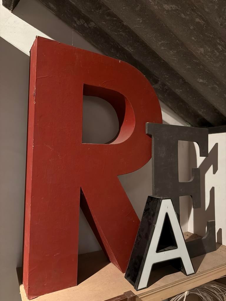 3 reclame letters, 2 hout, 1 metaal met opaal kunststof, Verzamelen, Merken en Reclamevoorwerpen, Ophalen, Gebruikt, Overige typen