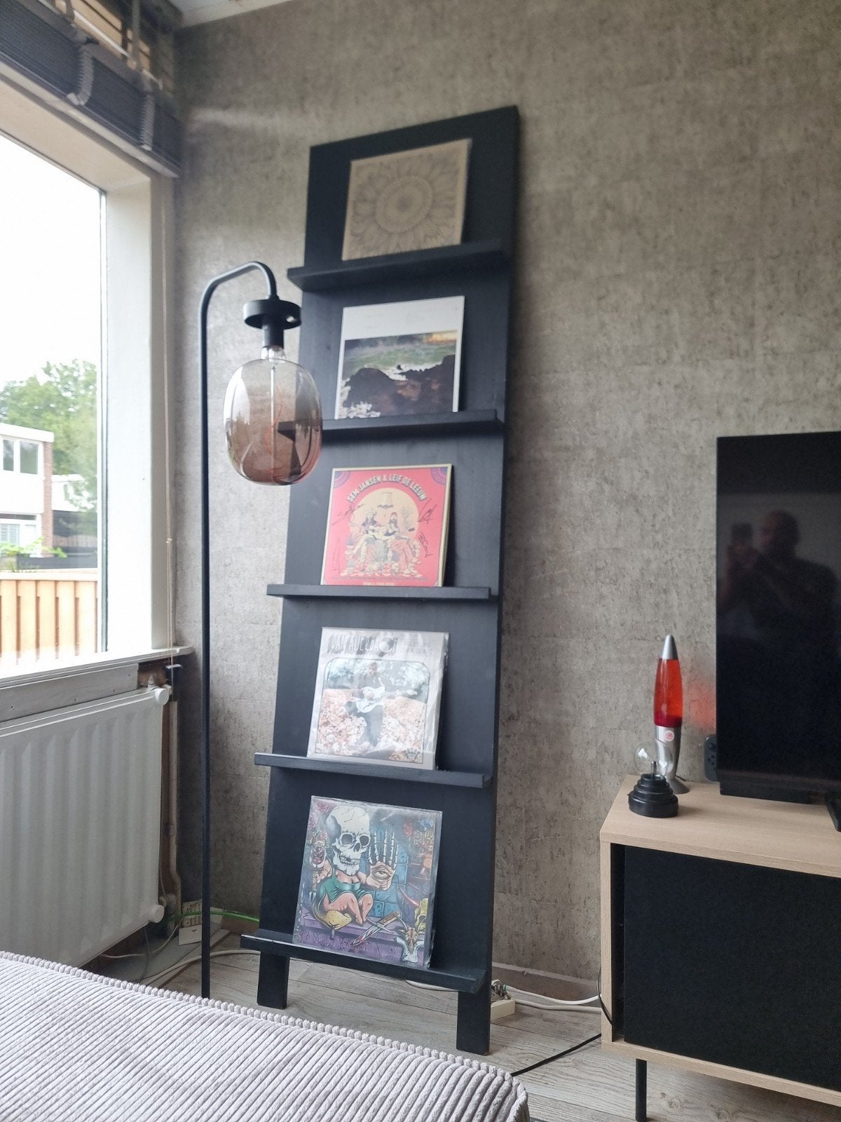 Zwart houten platenrek / boekenrek