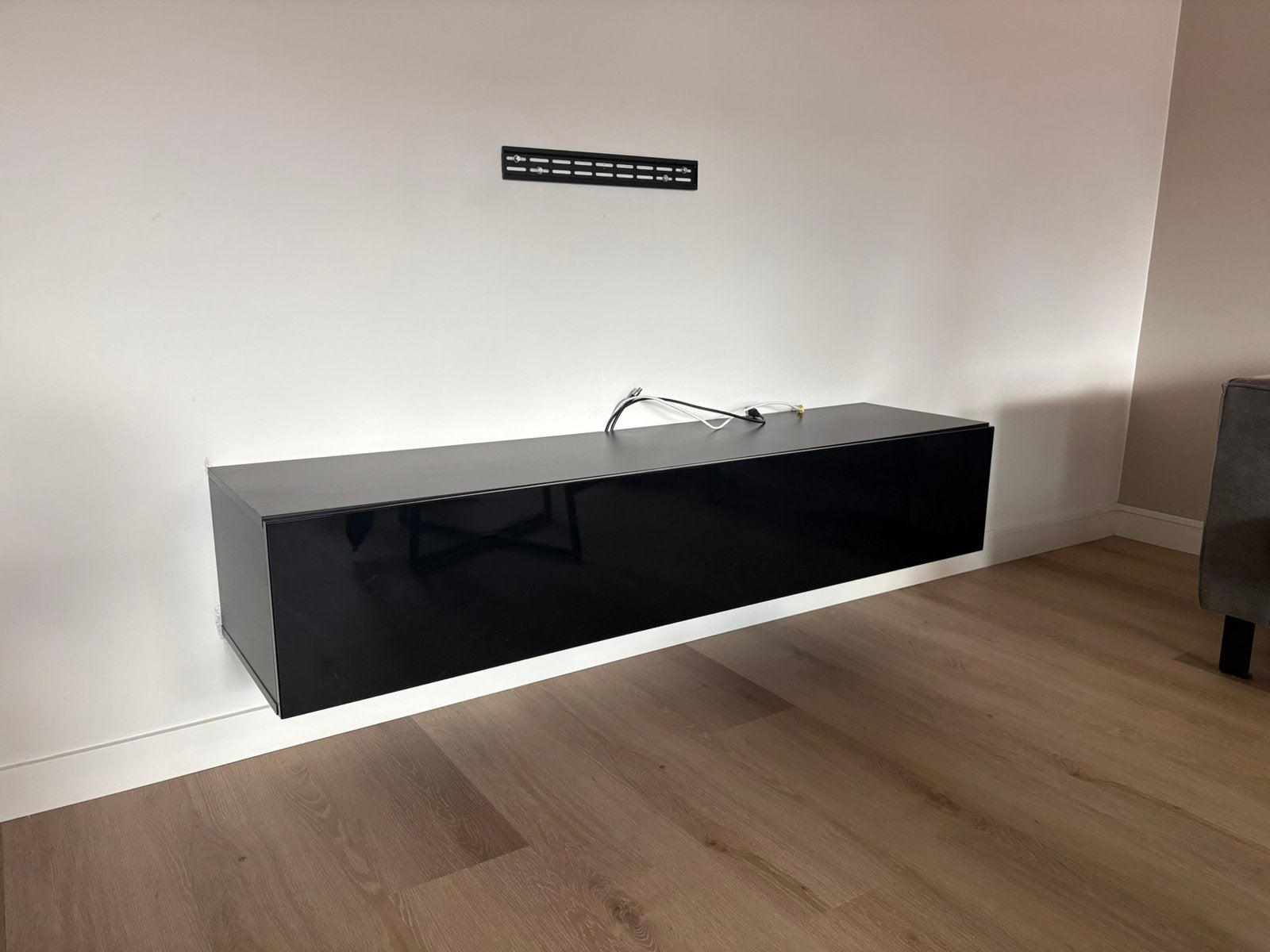 Zwart zwevend/hangend TV meubel, Huis en Inrichting, Ophalen, 150 tot 200 cm, Zo goed als nieuw, Minder dan 100 cm
