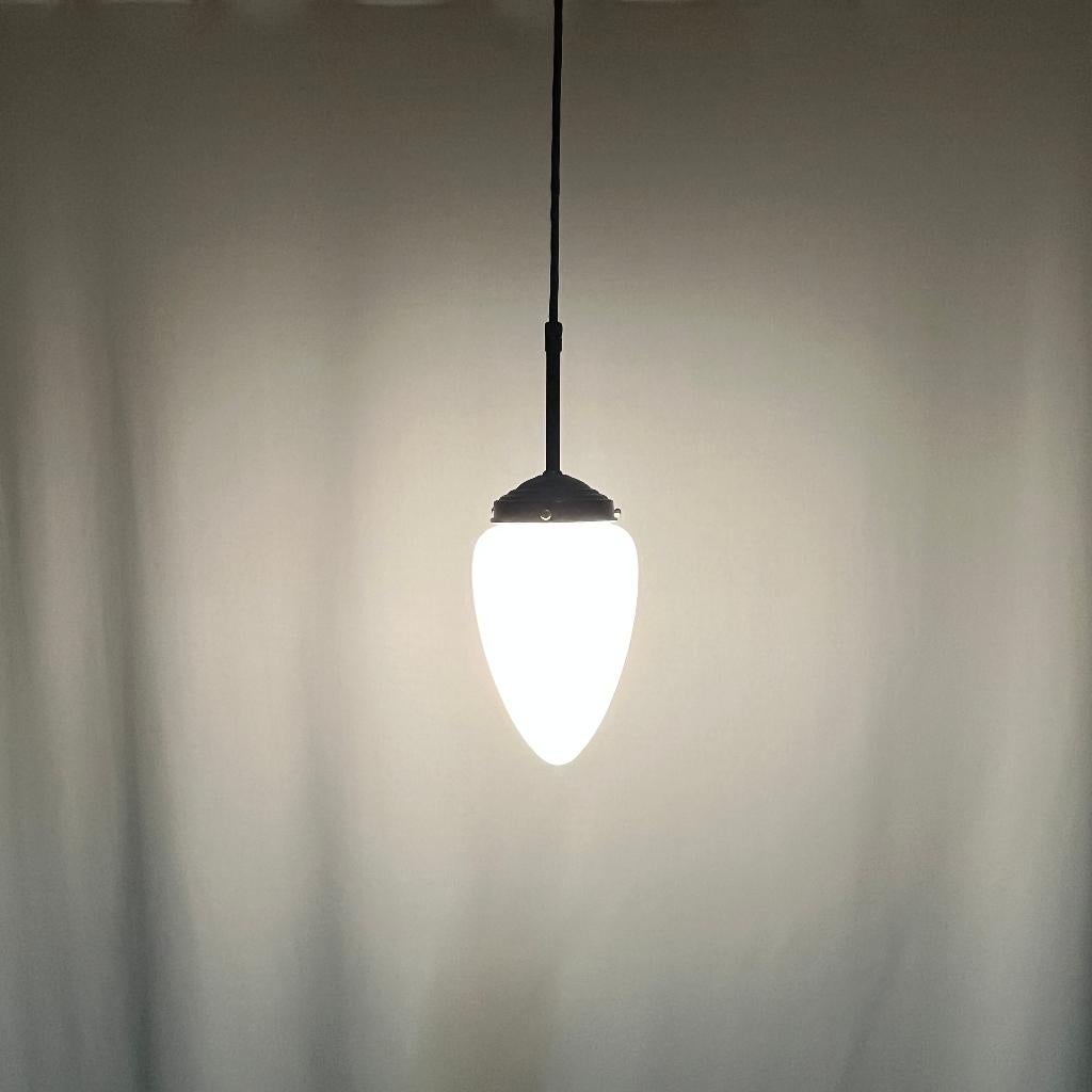 vintage art deco stijl hanglamp menhir brons opaal, Huis en Inrichting, Lampen | Hanglampen, Gebruikt, Messing, Glas, Ophalen of Verzenden