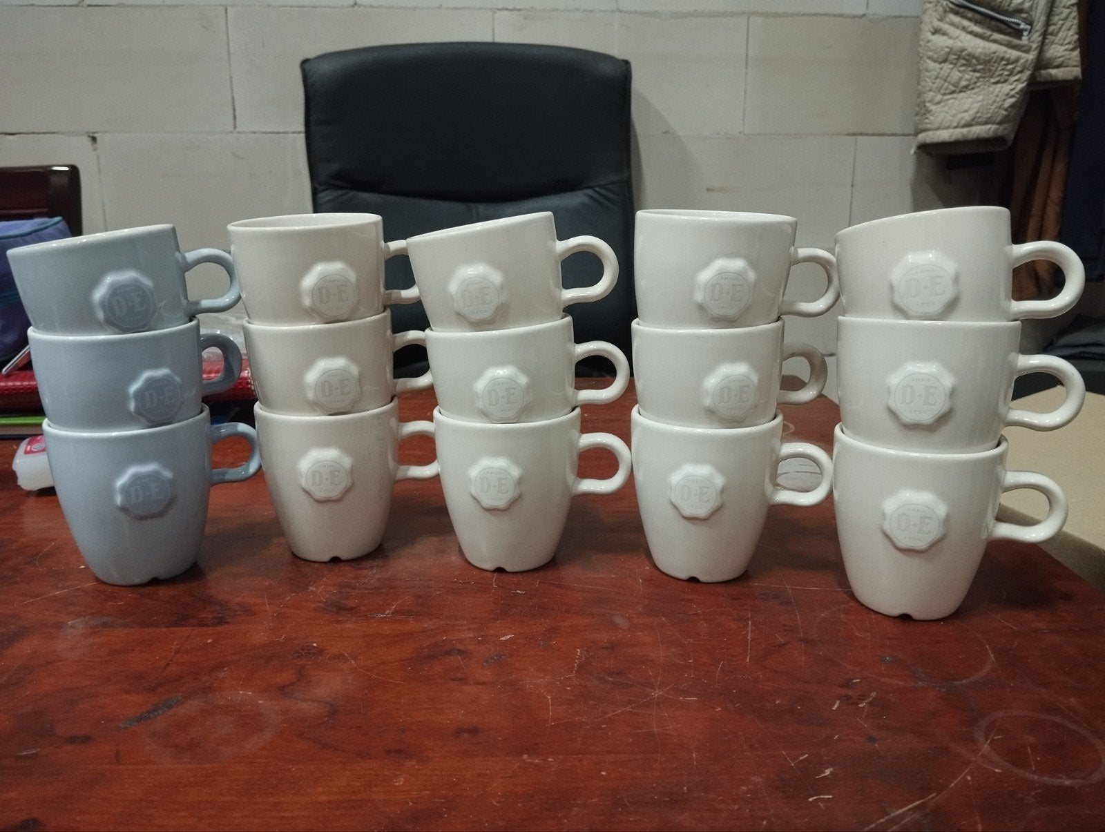 15 Douwe Egberts Mosa mokken - Wit en lichtblauw, Gebruikt, Overige merken, Vintage, Porselein