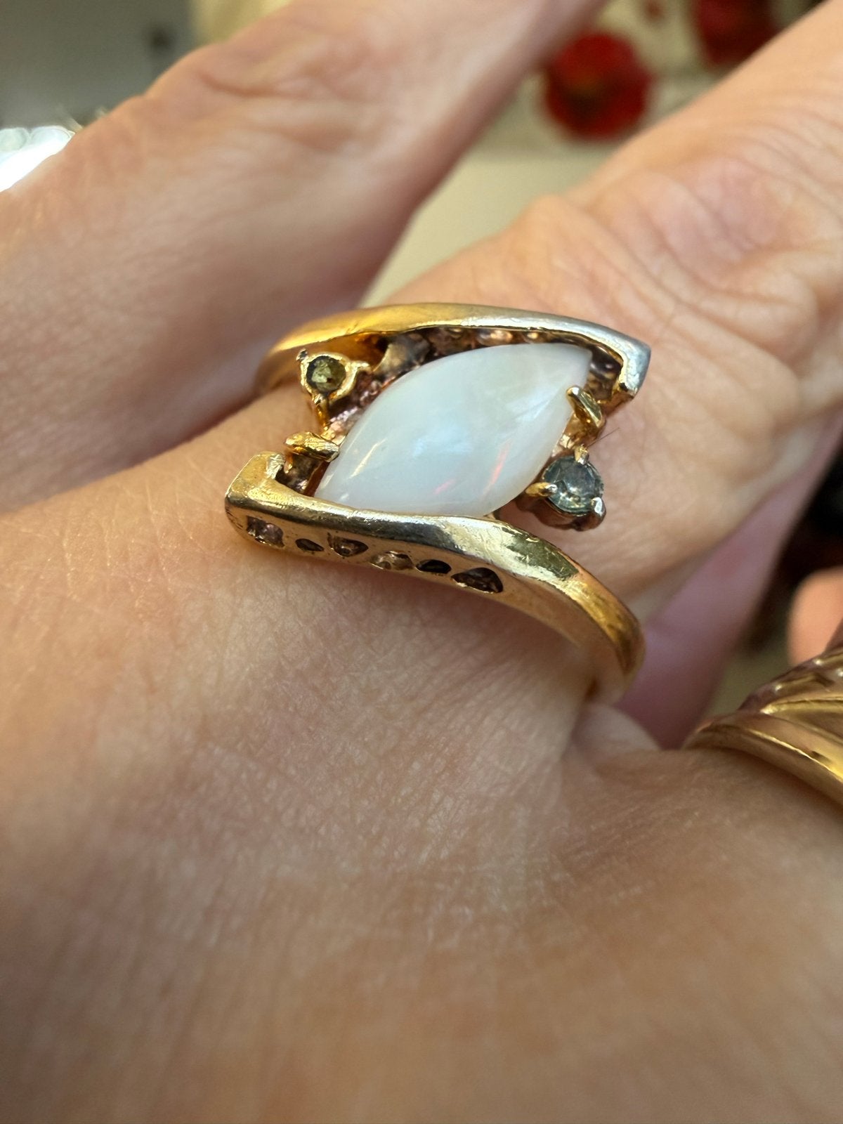 Gouden ring met opaal en kleine edelstenen, Sieraden, Tassen en Uiterlijk, Gebruikt, Ophalen of Verzenden, 17 tot 18, Met edelsteen