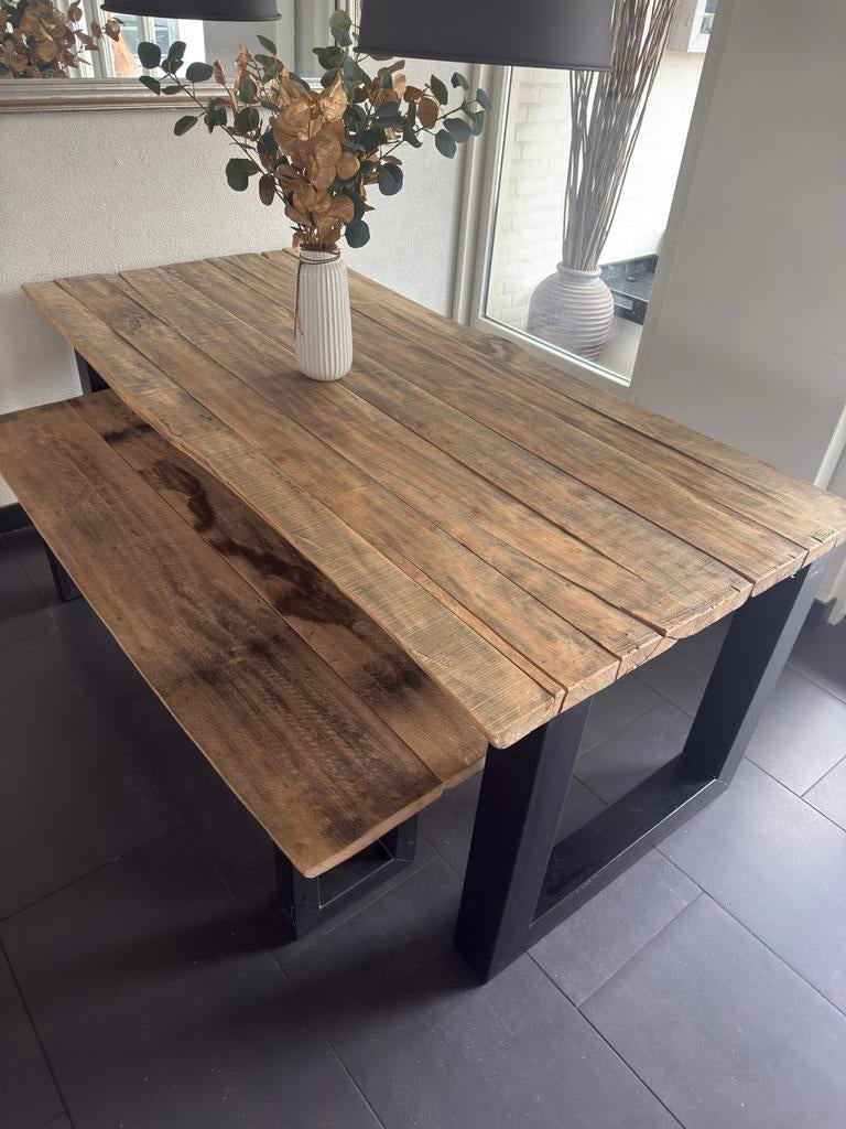 Robuuste eettafel met bankje van gerecycled hout 4,5 cm dik, 200 cm of meer, Zo goed als nieuw, Vier personen, Rechthoekig