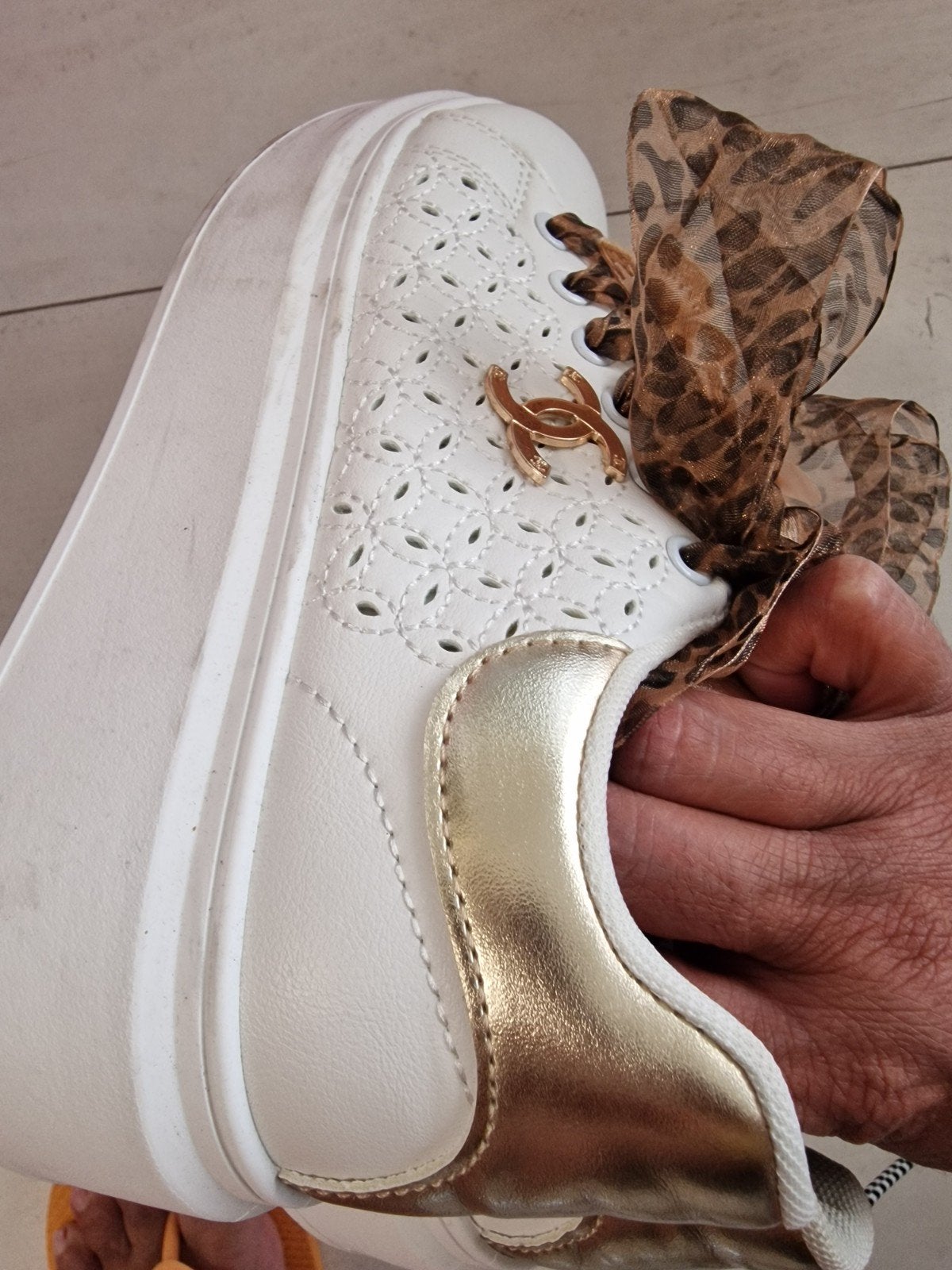 Foto 7 van Witte sneakers met gouden accenten en luipaardprint lint