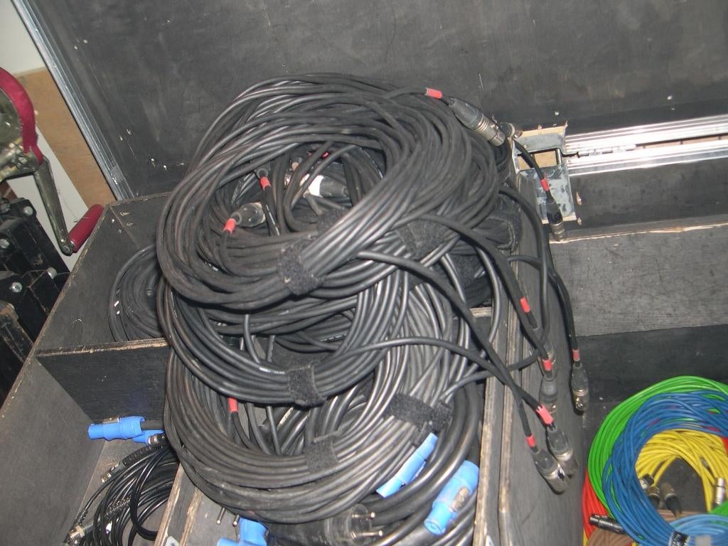 kabelkist vol xlr.powercon,220 verlengkabels,stekkerdozen, Ophalen, Gebruikt, Apparatuur
