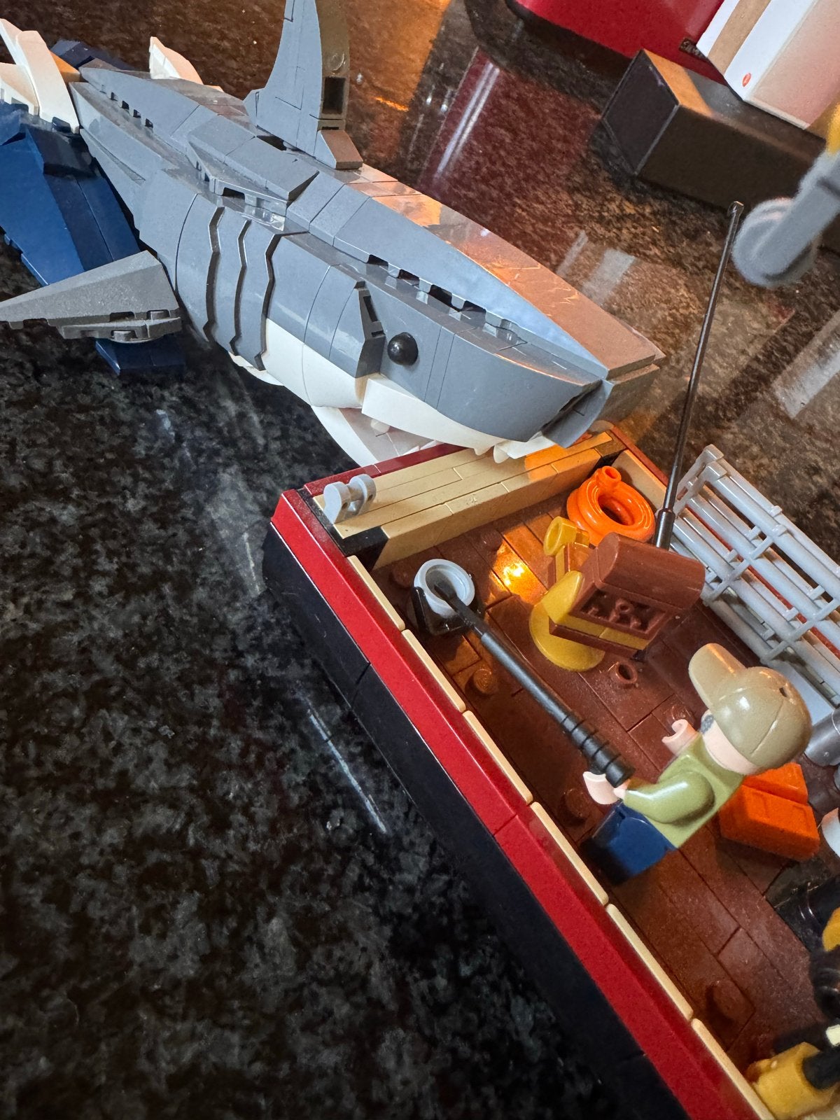 Foto 8 van Lego Ideas 21350 Jaws - Compleet met boek